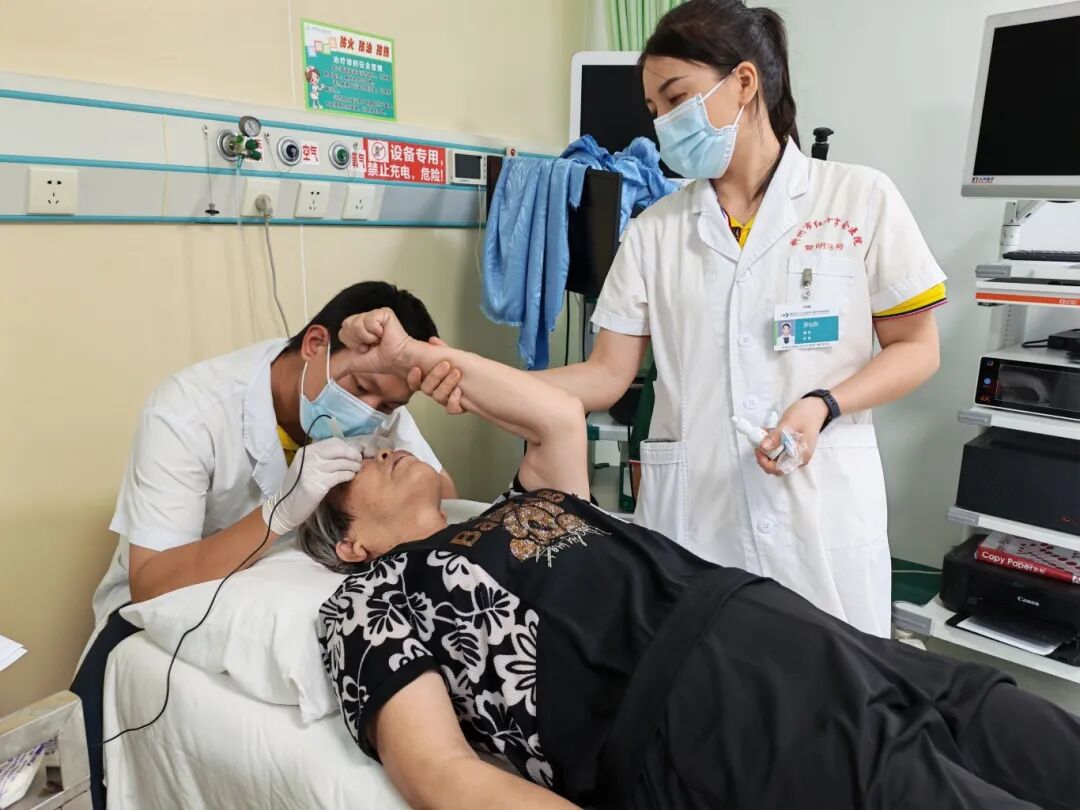 双车并进,光明同行!我院「复明 18 号」流动手术车与「眼健康 15 号」筛查车驶入昭平县开展眼健康惠民服务