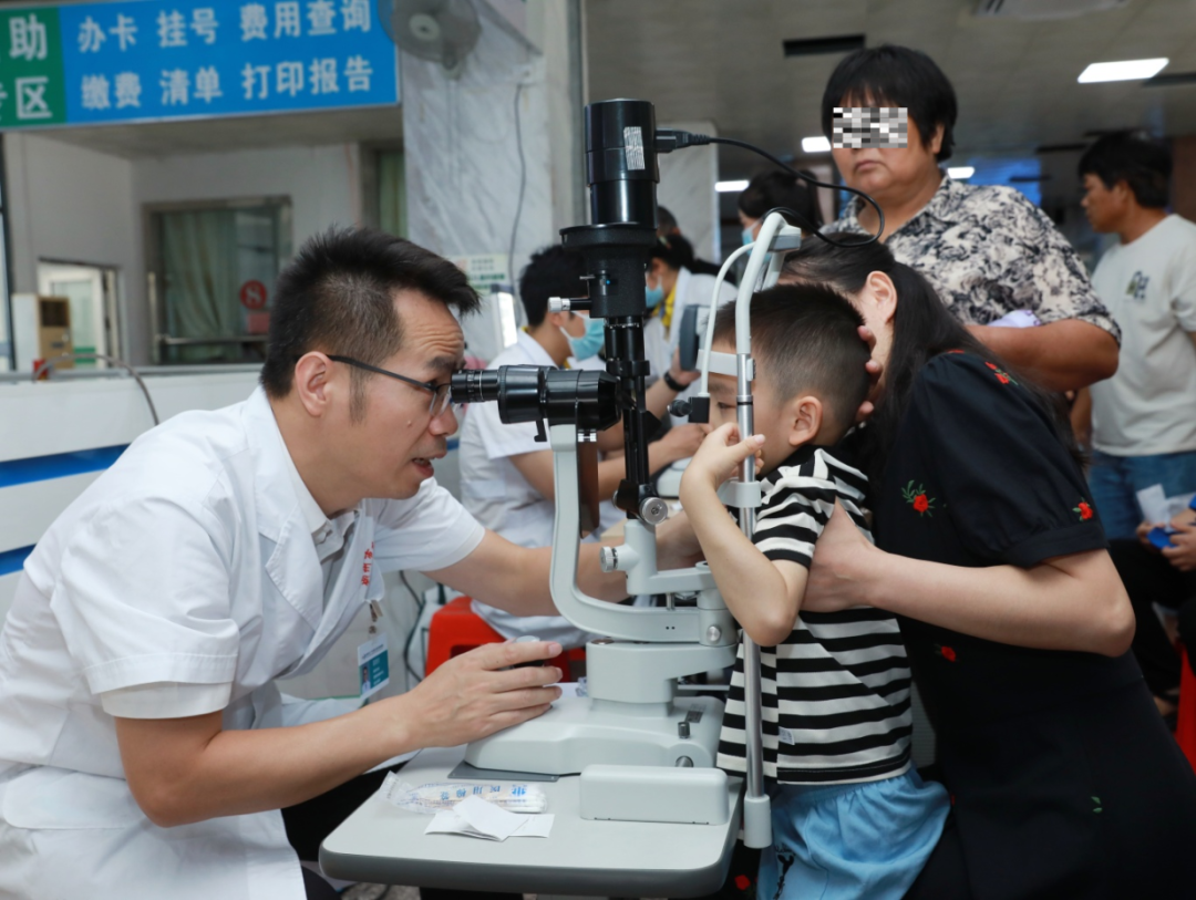 双车并进,光明同行!我院「复明 18 号」流动手术车与「眼健康 15 号」筛查车驶入昭平县开展眼健康惠民服务