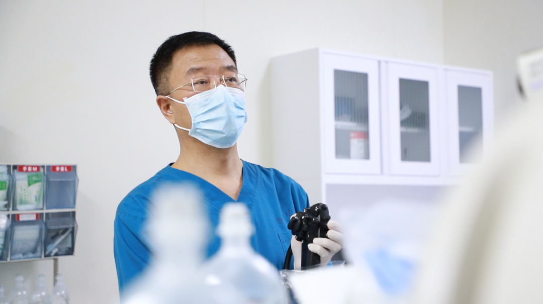 不小心咽了枇杷核,想把它拉出来,结果堵住了!