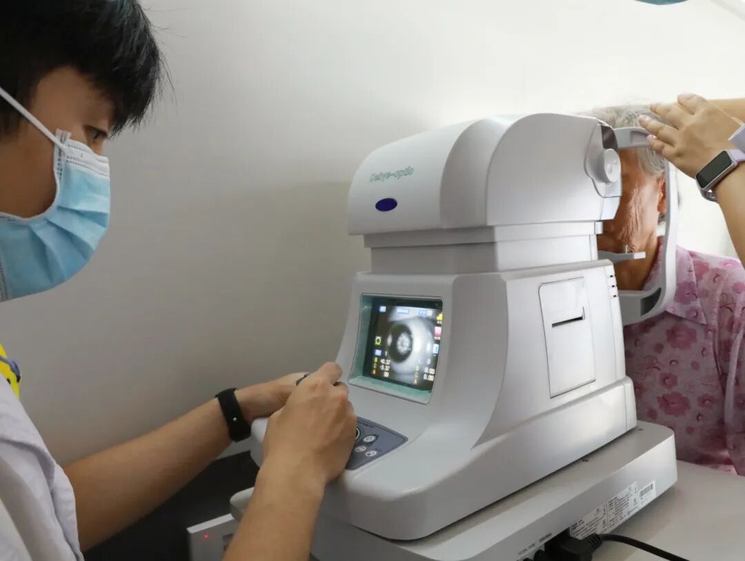 双车并进,光明同行!我院「复明 18 号」流动手术车与「眼健康 15 号」筛查车驶入昭平县开展眼健康惠民服务
