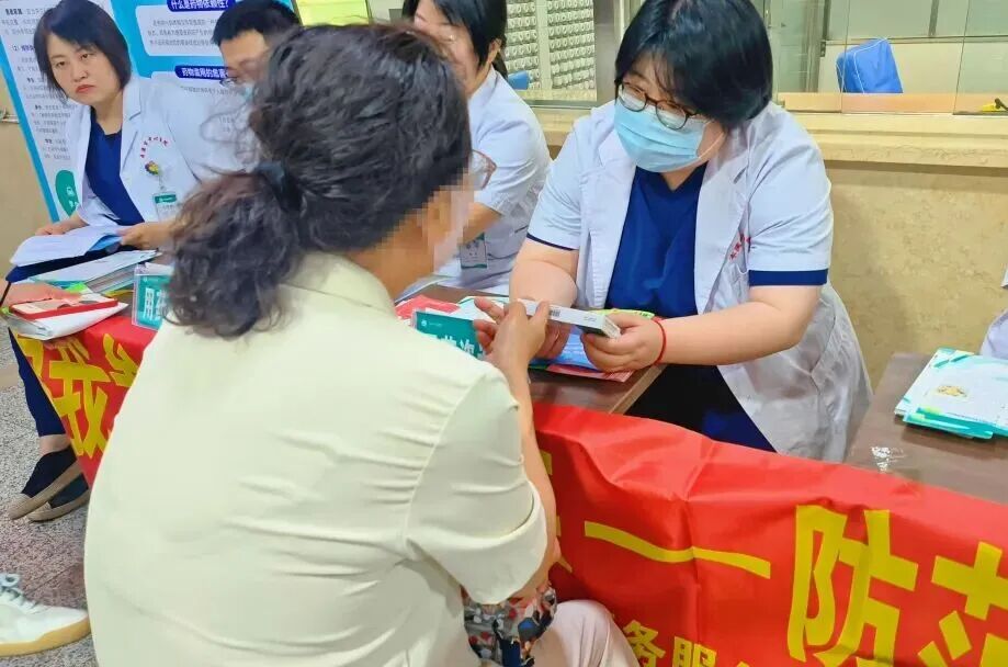 公益巡诊丨本溪市中心医院药学部开展老年人合理用药及防范青少年药物滥用科普咨询服务