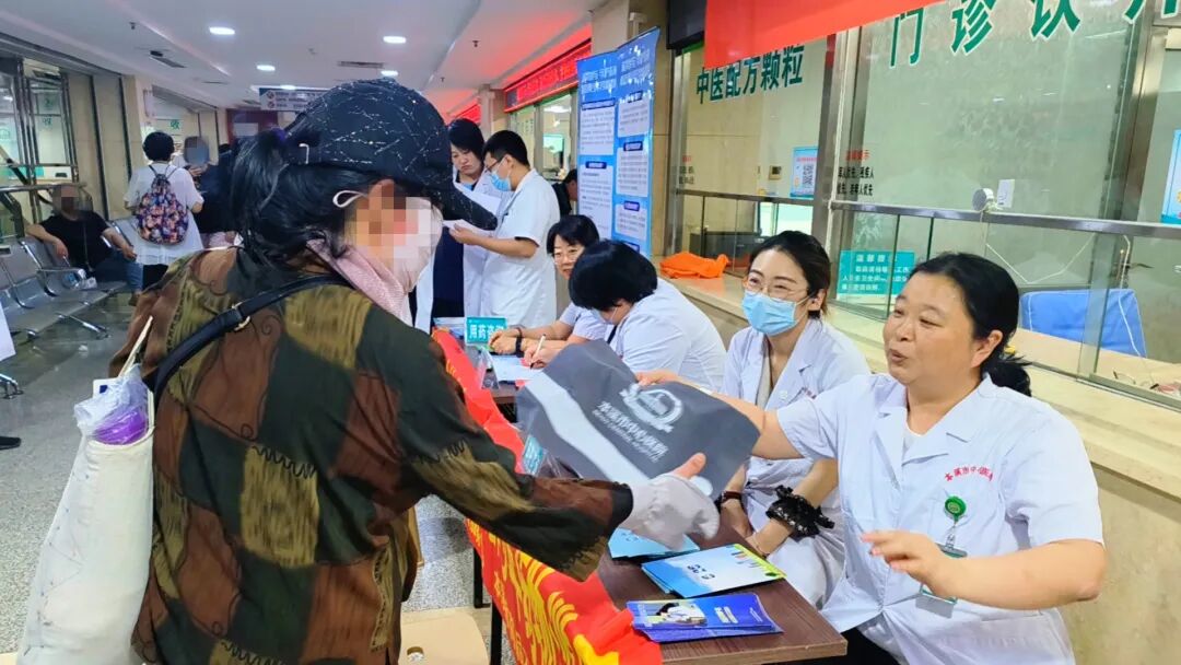 公益巡诊丨本溪市中心医院药学部开展老年人合理用药及防范青少年药物滥用科普咨询服务