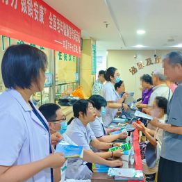 公益巡诊丨本溪市中心医院药学部开展老年人合理用药及防范青少年药物滥用科普咨询服务