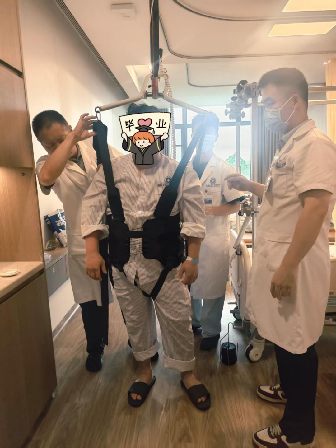 智能天轨悬吊系统正式启用!屋顶这个「会移动的光」,让肢体功能障碍患者轻松行走