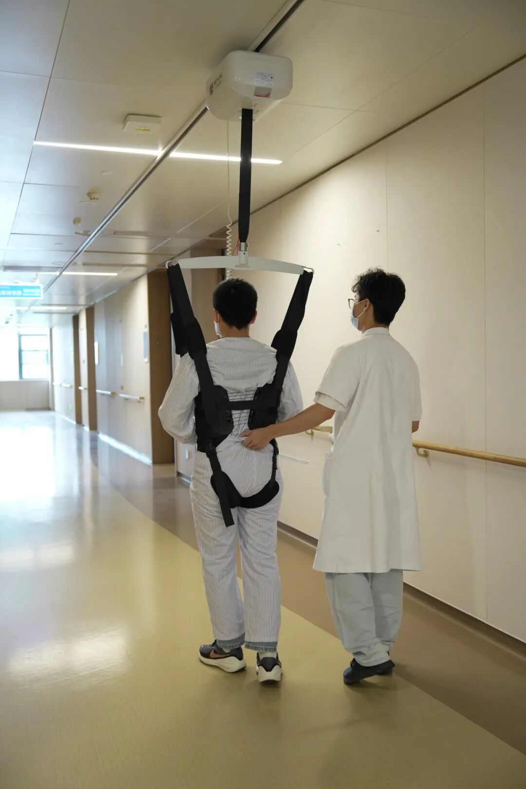 智能天轨悬吊系统正式启用!屋顶这个「会移动的光」,让肢体功能障碍患者轻松行走