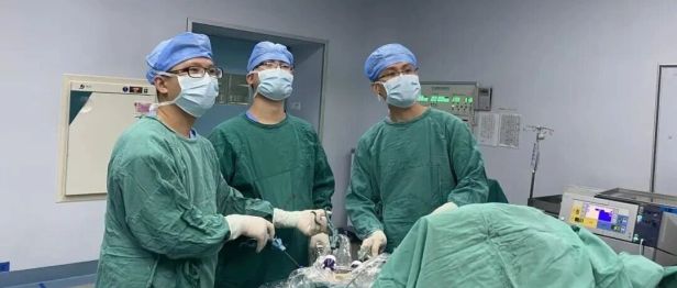 胃部「不定时炸弹」破裂！七旬老人大出血命悬一线，胃肠外一科团队极速「拆弹」