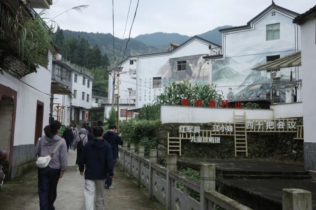党徽映红途 医者忆初心|黄山华泽医院党总支赴浙皖特委旧址开展七一主题教育活动