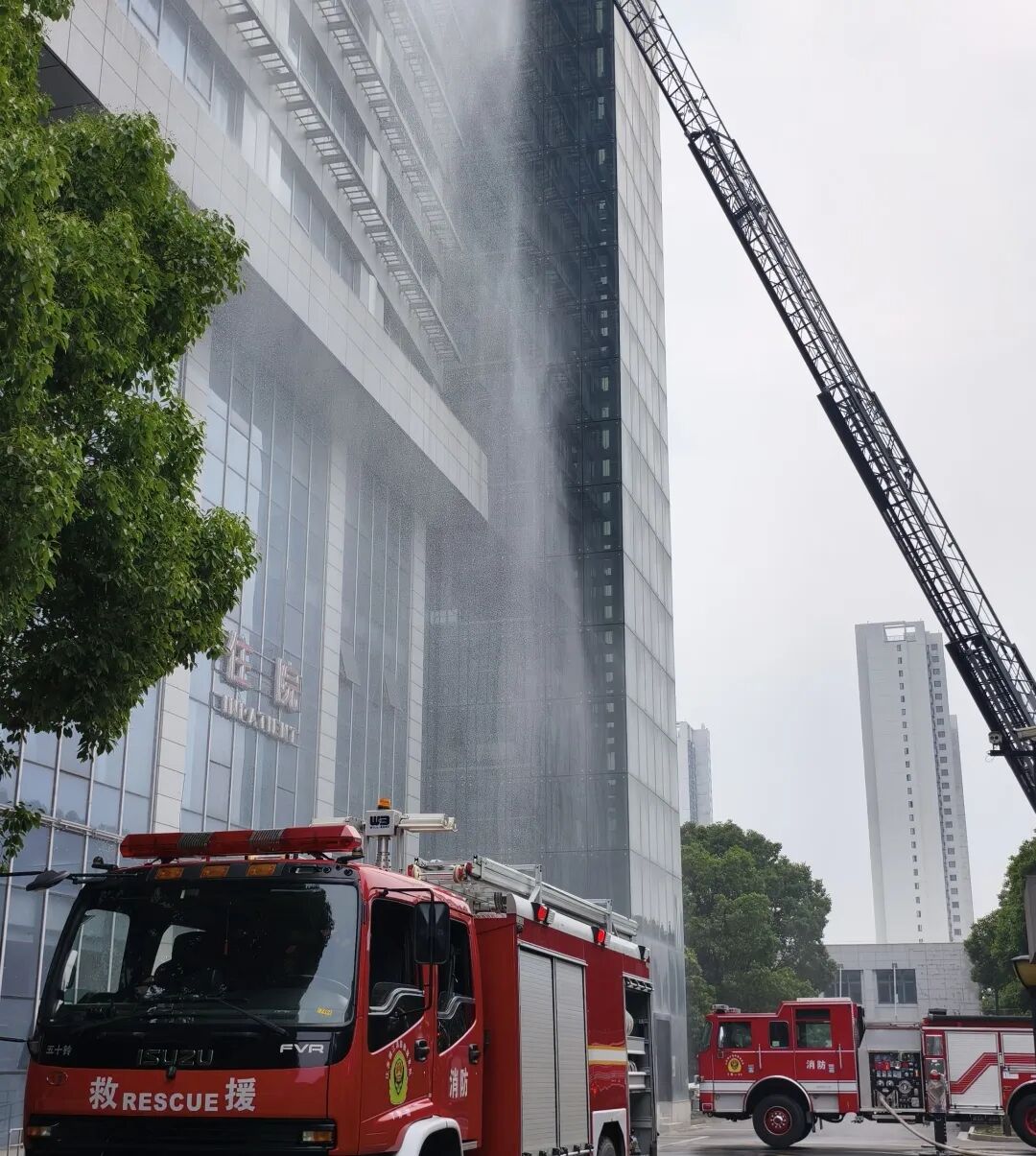 深化“六化”建设|以练筑防,瑞康医院联合镇江经开区丁卯专职消防队开展高层火灾应急演练