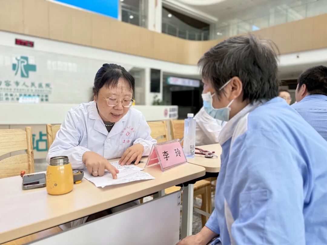义诊+查房「双管齐下」！镇江血液病专家句容行：既为百姓看病，更为基层强骨