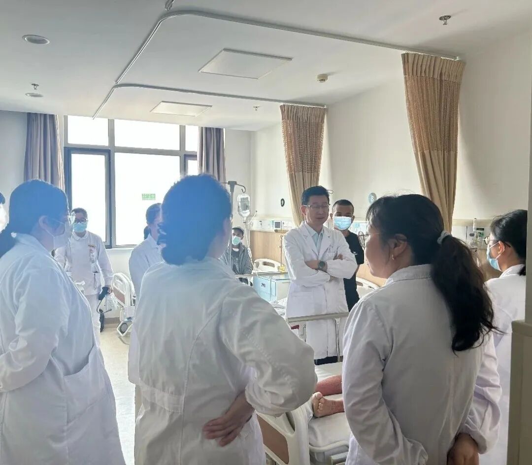 义诊+查房「双管齐下」！镇江血液病专家句容行：既为百姓看病，更为基层强骨