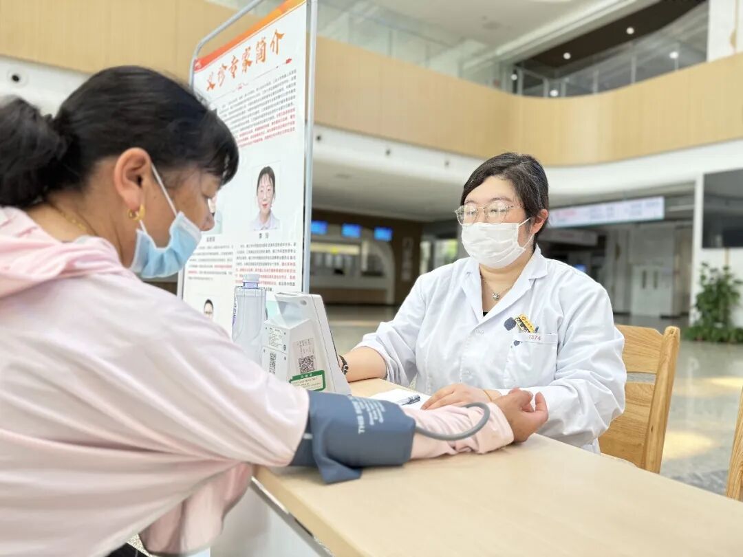 义诊+查房「双管齐下」！镇江血液病专家句容行：既为百姓看病，更为基层强骨