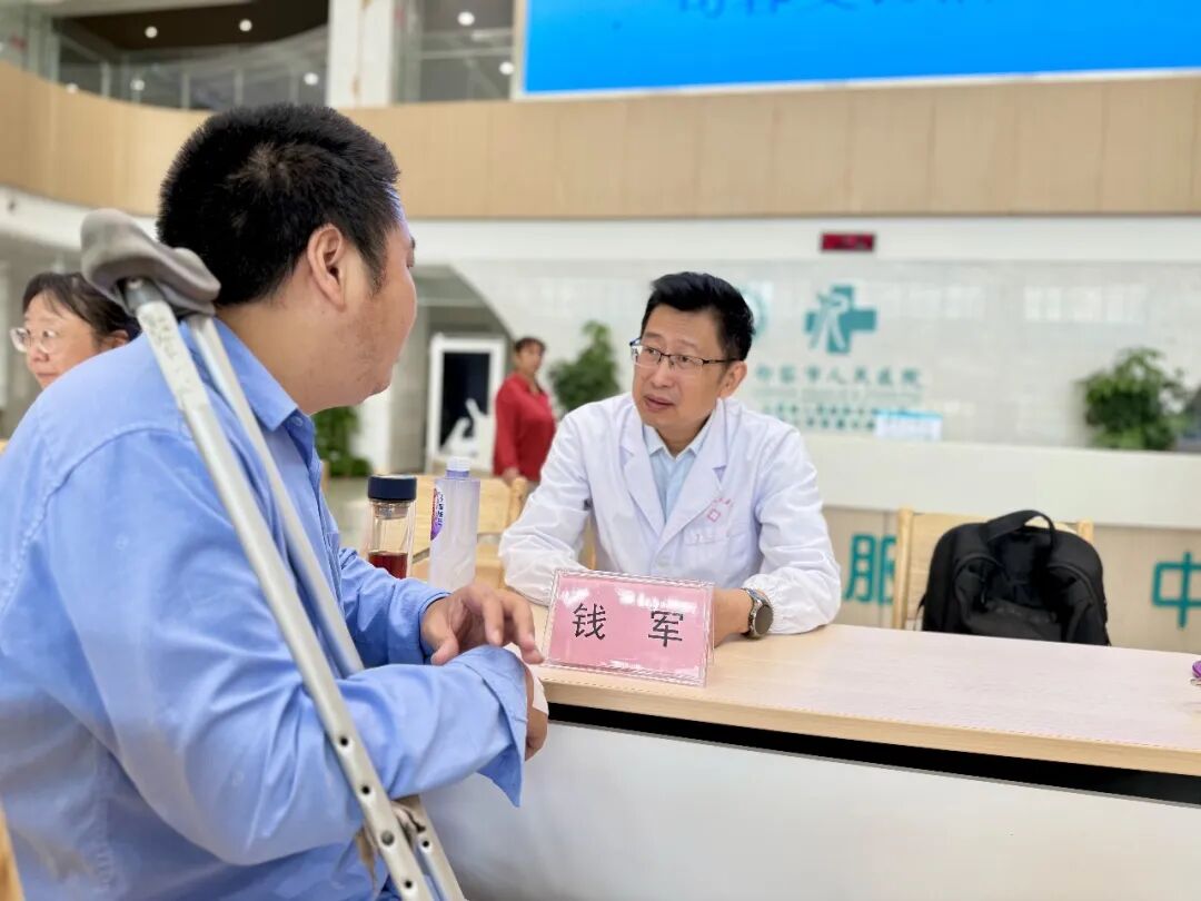 义诊+查房「双管齐下」！镇江血液病专家句容行：既为百姓看病，更为基层强骨