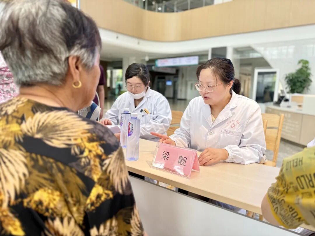 义诊+查房「双管齐下」！镇江血液病专家句容行：既为百姓看病，更为基层强骨