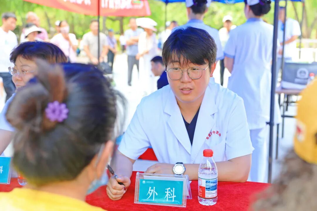 医心向党践初心 服务百姓健康行——本溪市中心医院开展庆祝中国共产党成立 105 周年大型义诊活动