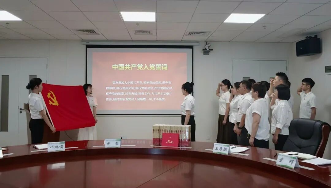 桂医大一附院举办“领导与青年职工面对面”座谈会暨青年党员“政治生日”会