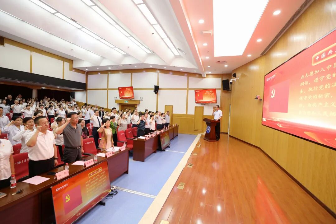 陕西省人民医院召开庆祝中国共产党成立 105 周年暨「七一」表彰大会
