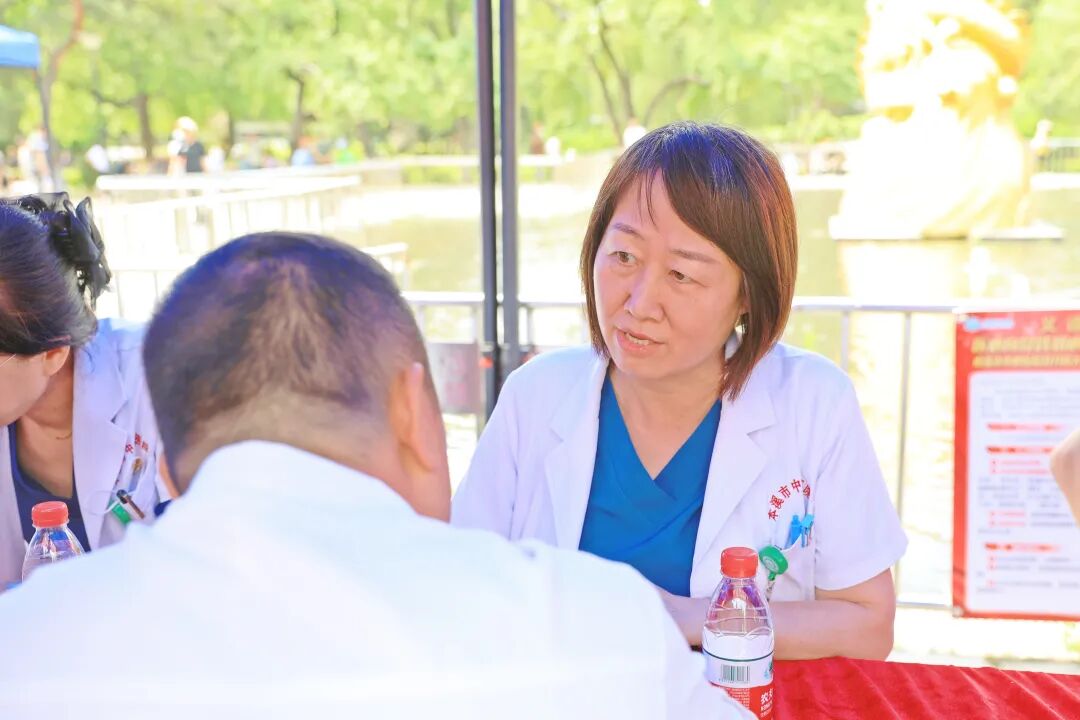 医心向党践初心 服务百姓健康行——本溪市中心医院开展庆祝中国共产党成立 105 周年大型义诊活动