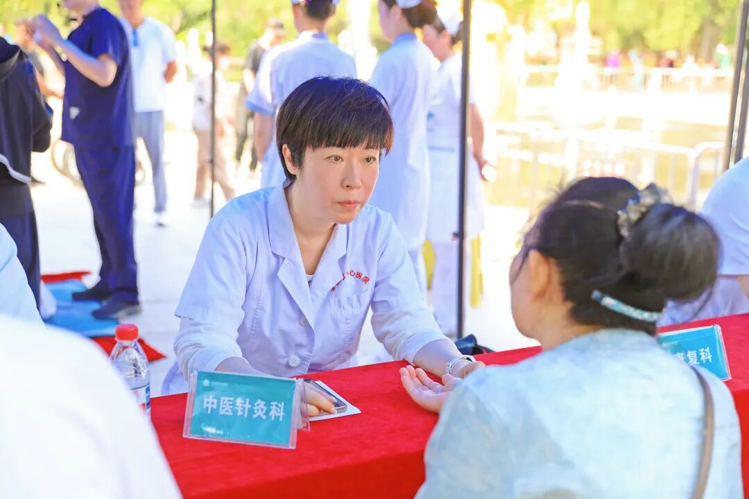 医心向党践初心 服务百姓健康行——本溪市中心医院开展庆祝中国共产党成立 105 周年大型义诊活动
