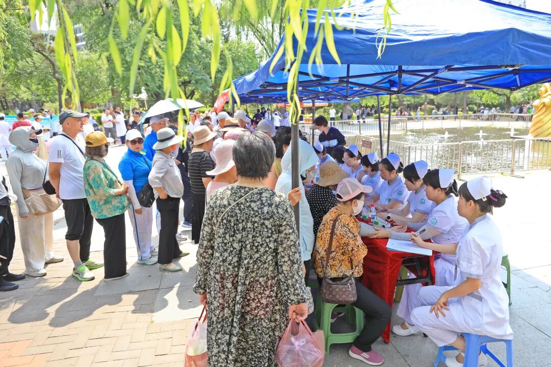 医心向党践初心 服务百姓健康行——本溪市中心医院开展庆祝中国共产党成立 105 周年大型义诊活动