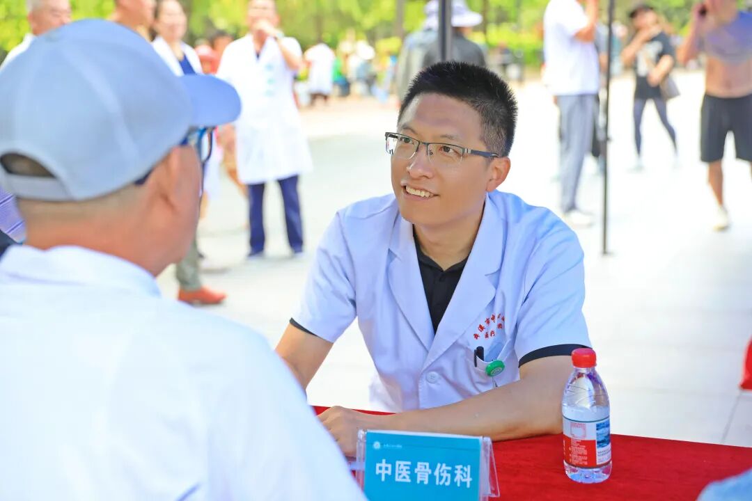 医心向党践初心 服务百姓健康行——本溪市中心医院开展庆祝中国共产党成立 105 周年大型义诊活动