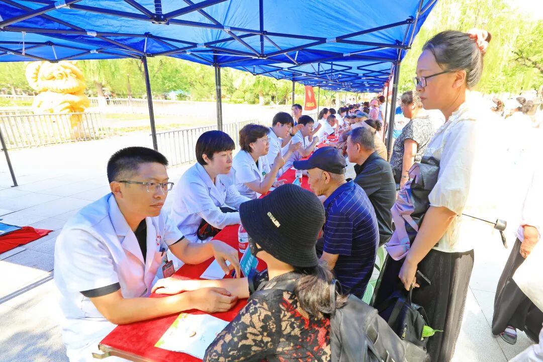 医心向党践初心 服务百姓健康行——本溪市中心医院开展庆祝中国共产党成立 105 周年大型义诊活动