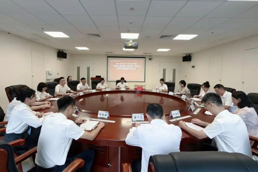 桂医大一附院举办“领导与青年职工面对面”座谈会暨青年党员“政治生日”会