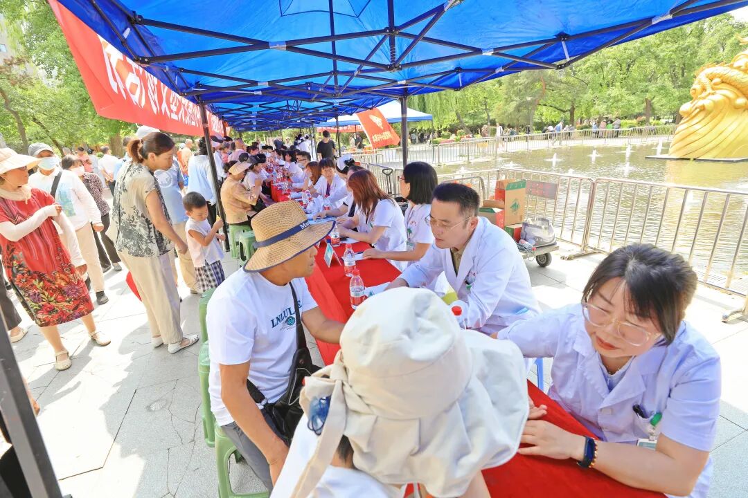 医心向党践初心 服务百姓健康行——本溪市中心医院开展庆祝中国共产党成立 105 周年大型义诊活动