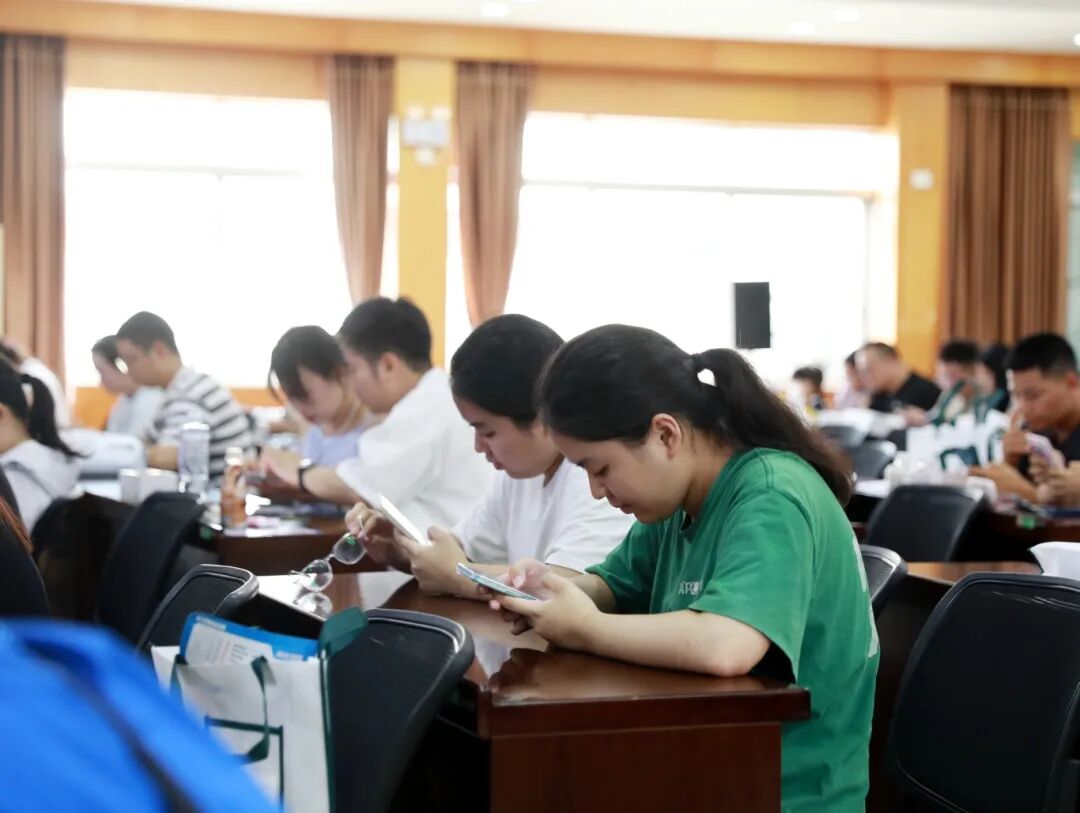 柳州市红十字会医院成功举办第四届微创全飞秒精准 4.0 公益摘镜科普活动!