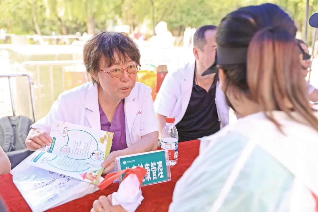 医心向党践初心 服务百姓健康行——本溪市中心医院开展庆祝中国共产党成立 105 周年大型义诊活动
