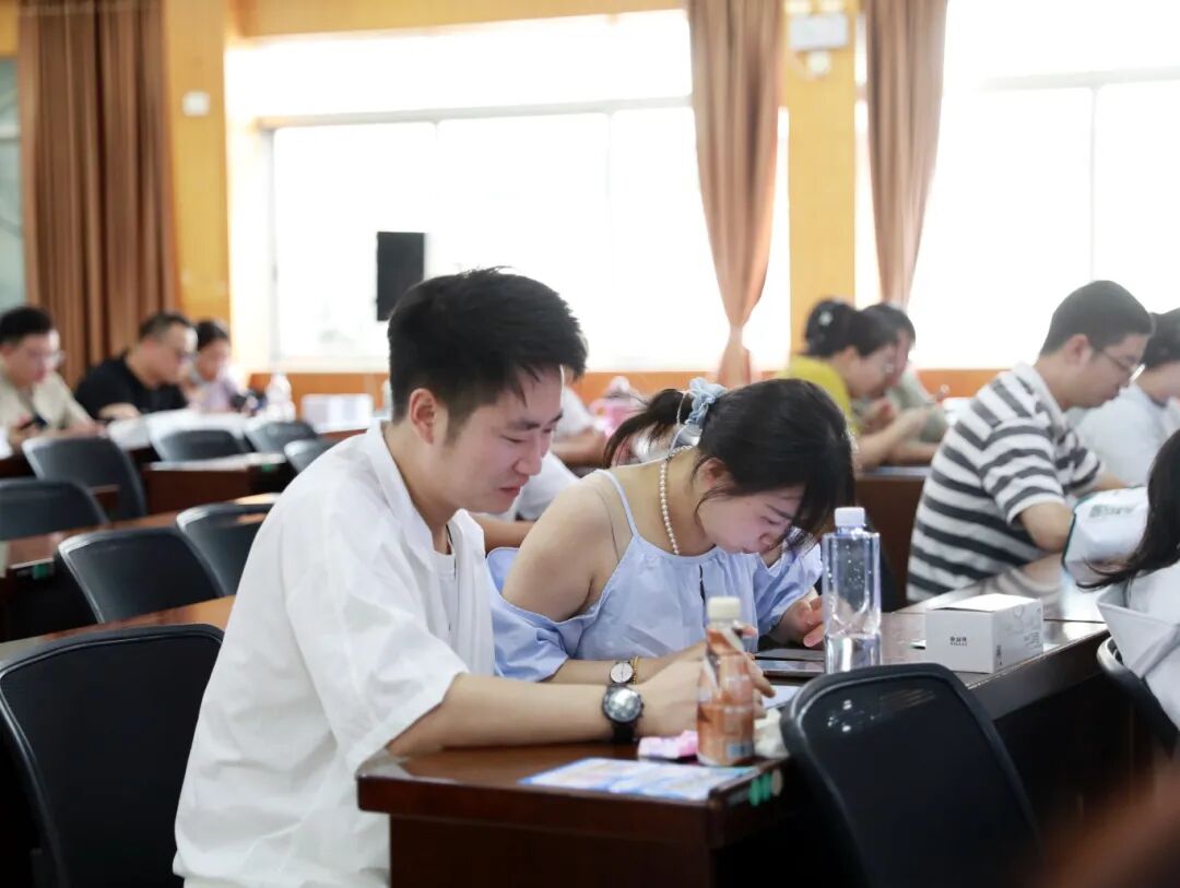 柳州市红十字会医院成功举办第四届微创全飞秒精准 4.0 公益摘镜科普活动!