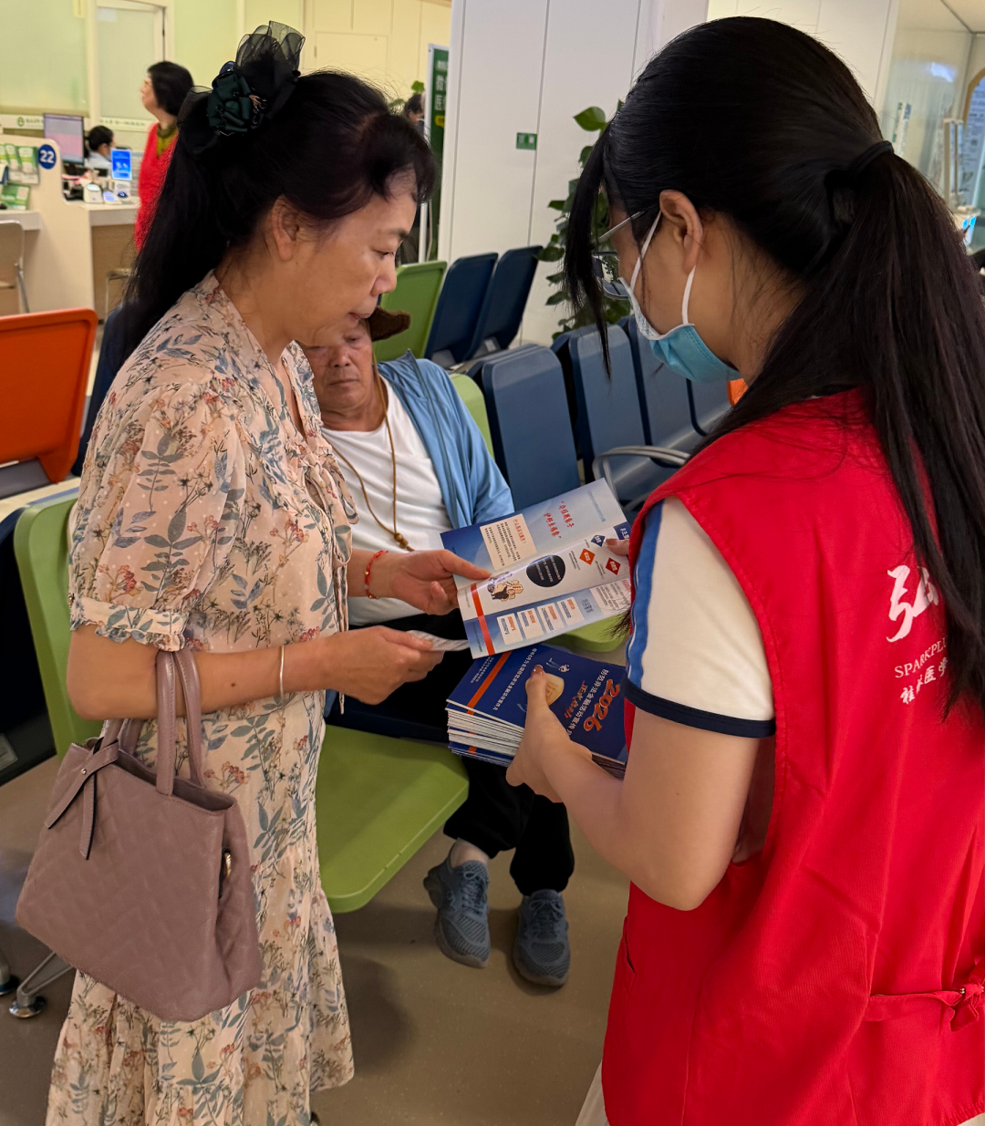 桂医大一附院多支部联合财务科、保卫科开展“防范非法金融活动”宣教活动