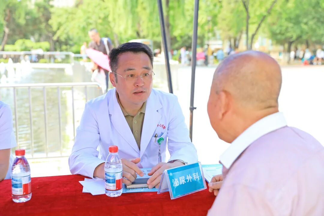 医心向党践初心 服务百姓健康行——本溪市中心医院开展庆祝中国共产党成立 105 周年大型义诊活动