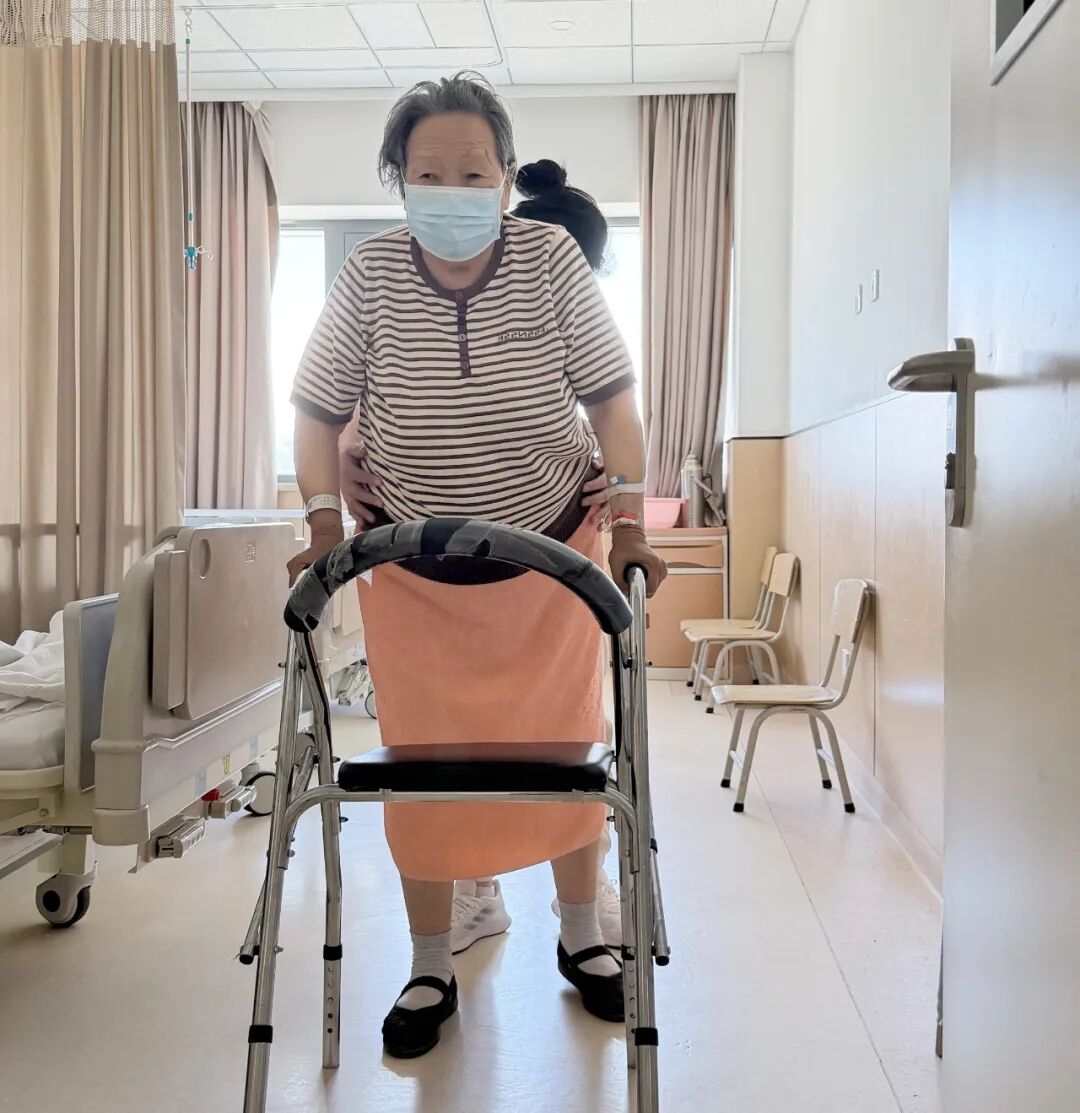 从脓毒血症高热卧床到术后快速下地,关节·运动医学科完成高龄复杂股骨颈骨折精准救治