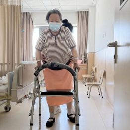 从脓毒血症高热卧床到术后快速下地，关节·运动医学科完成高龄复杂股骨颈骨折精准救治