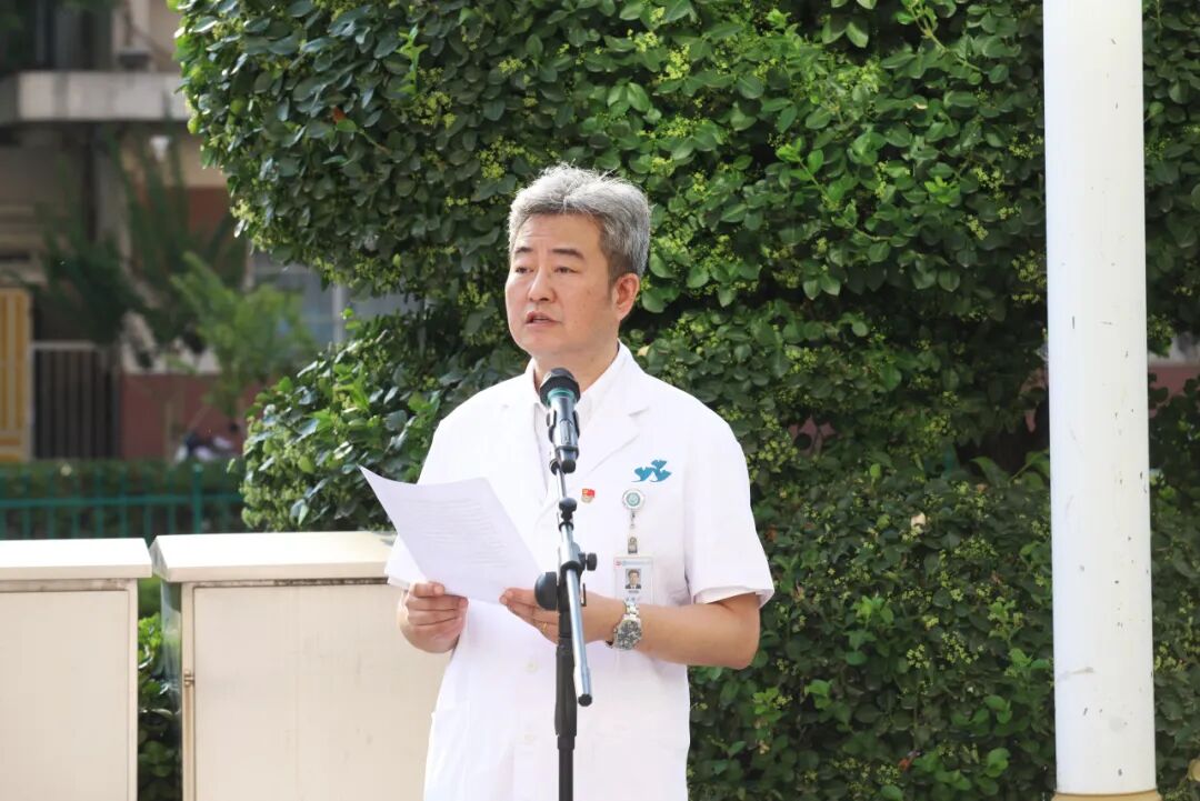 红心向党 白衣执甲|郑州市中心医院举行庆祝中国共产党成立 105 周年升旗仪式暨表彰大会