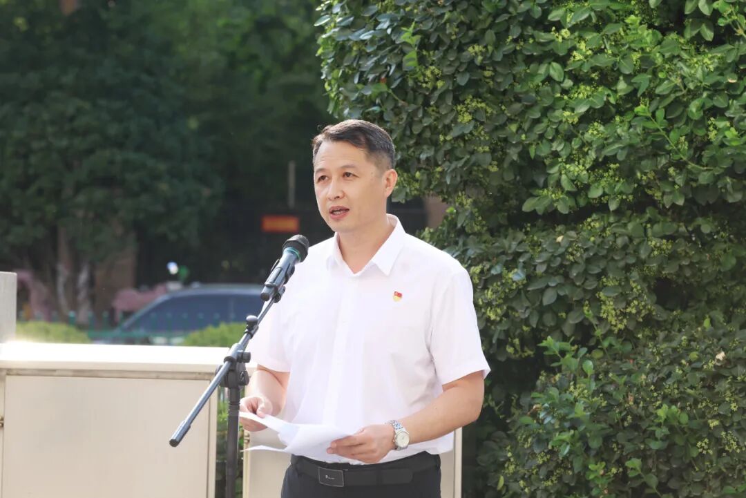 红心向党 白衣执甲|郑州市中心医院举行庆祝中国共产党成立 105 周年升旗仪式暨表彰大会