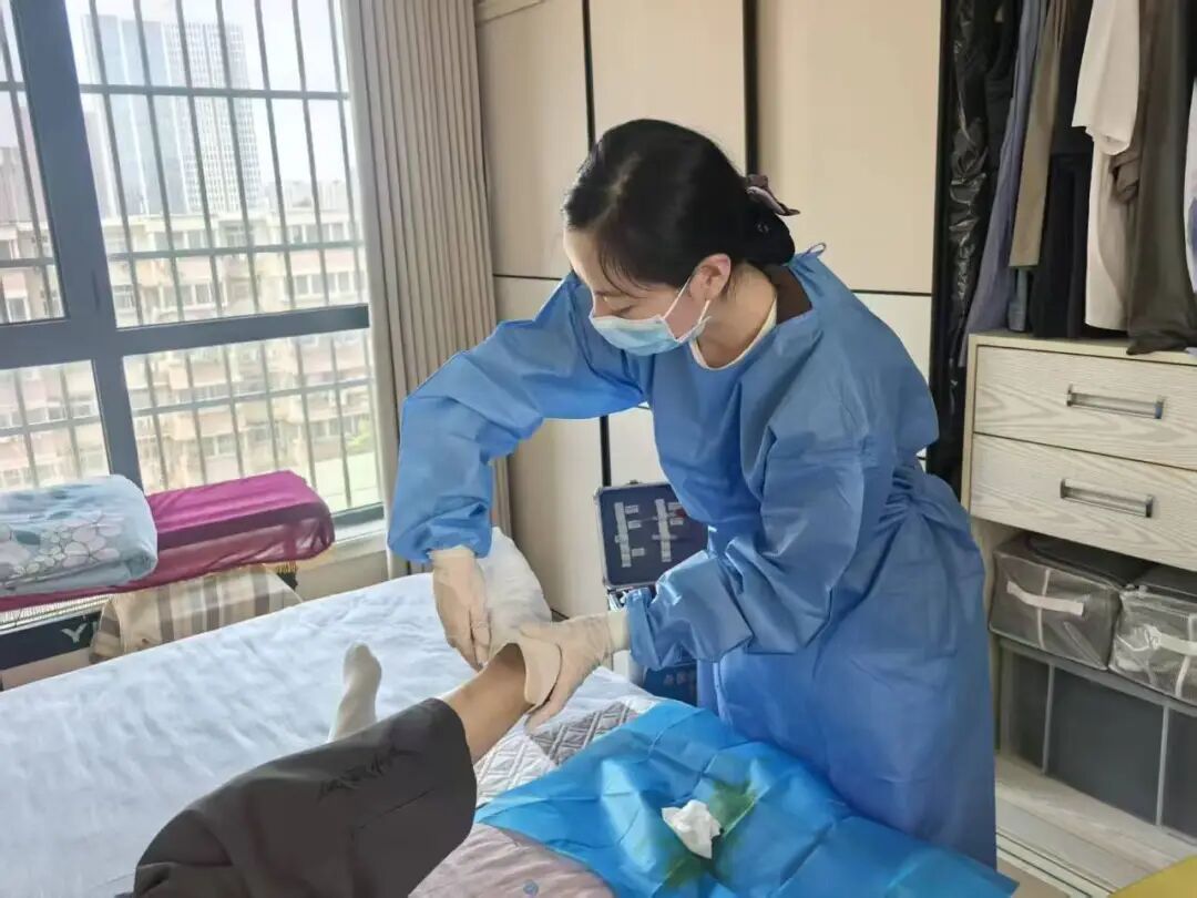 暖医情·便民行丨守护每一双脚,托起每一步路