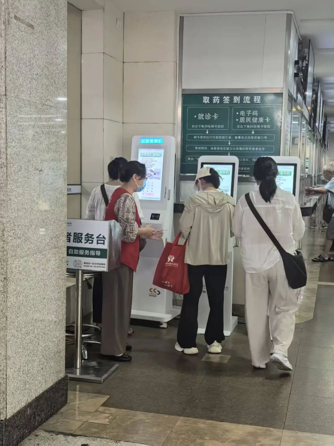 医务社工驻一线，贴心服务暖民心 | 桂医大一附院工作日志愿服务纪实