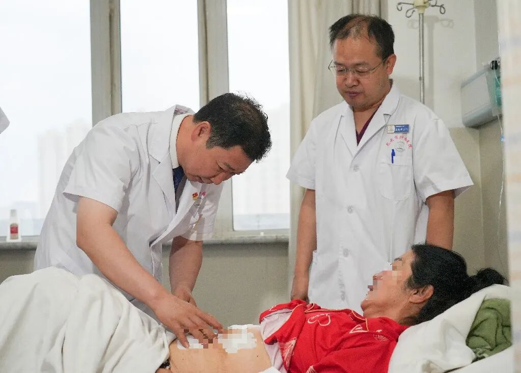 七旬老人腹胀,竟是巨大肿瘤作祟!包头市肿瘤医院专家提醒