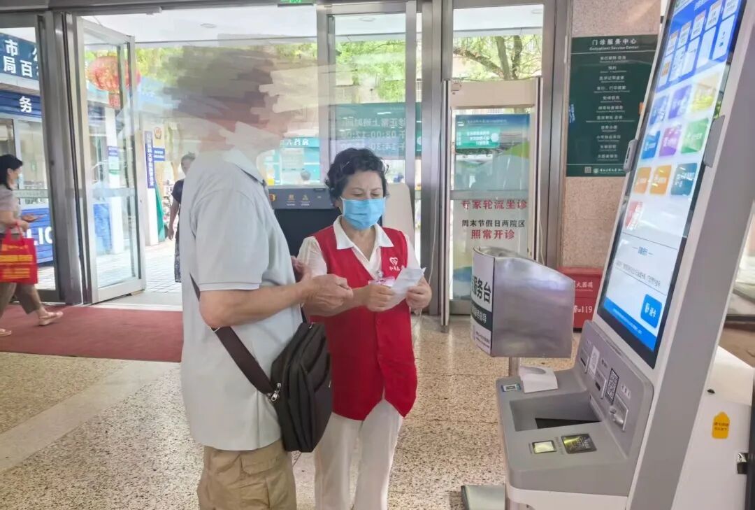 医务社工驻一线，贴心服务暖民心 | 桂医大一附院工作日志愿服务纪实