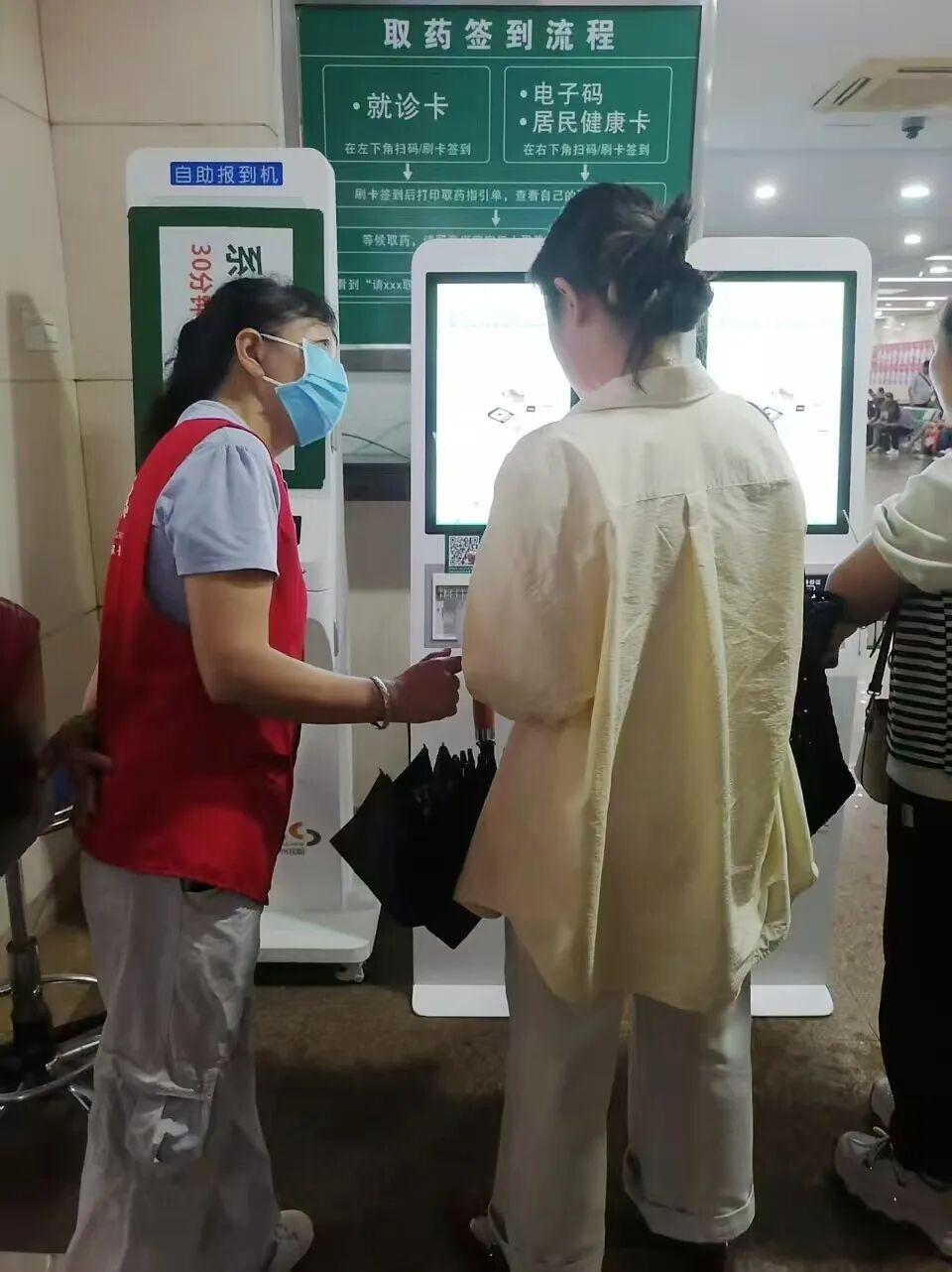 医务社工驻一线，贴心服务暖民心 | 桂医大一附院工作日志愿服务纪实
