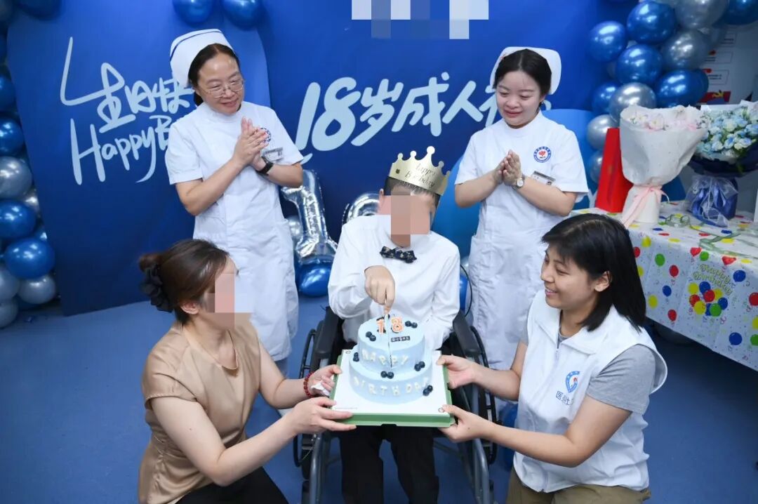 当烛光亮起时，病痛暂时退场