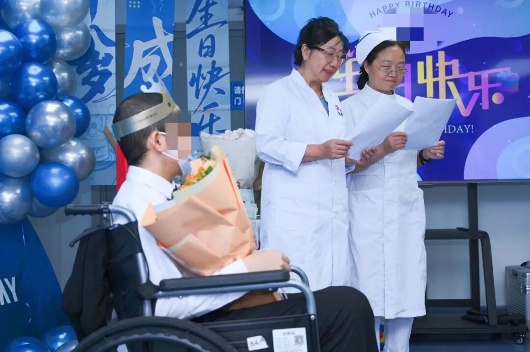 当烛光亮起时，病痛暂时退场