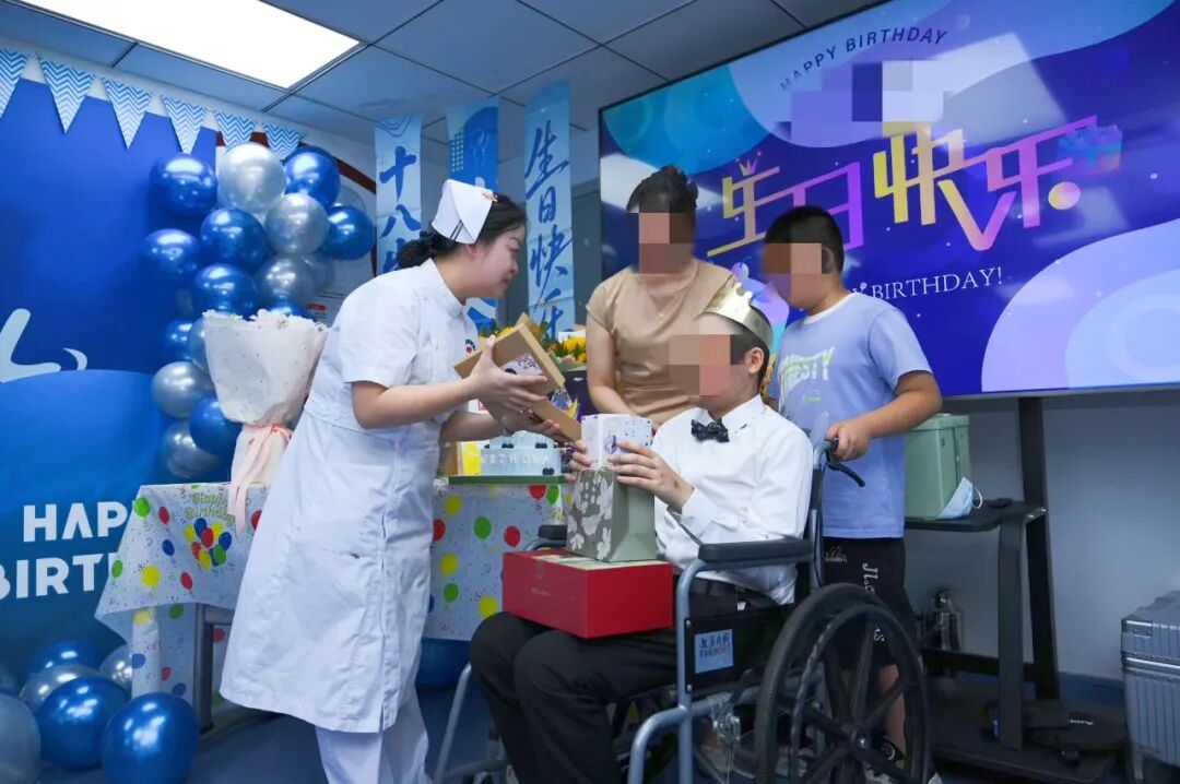 当烛光亮起时，病痛暂时退场