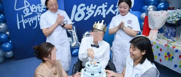 当烛光亮起时，病痛暂时退场
