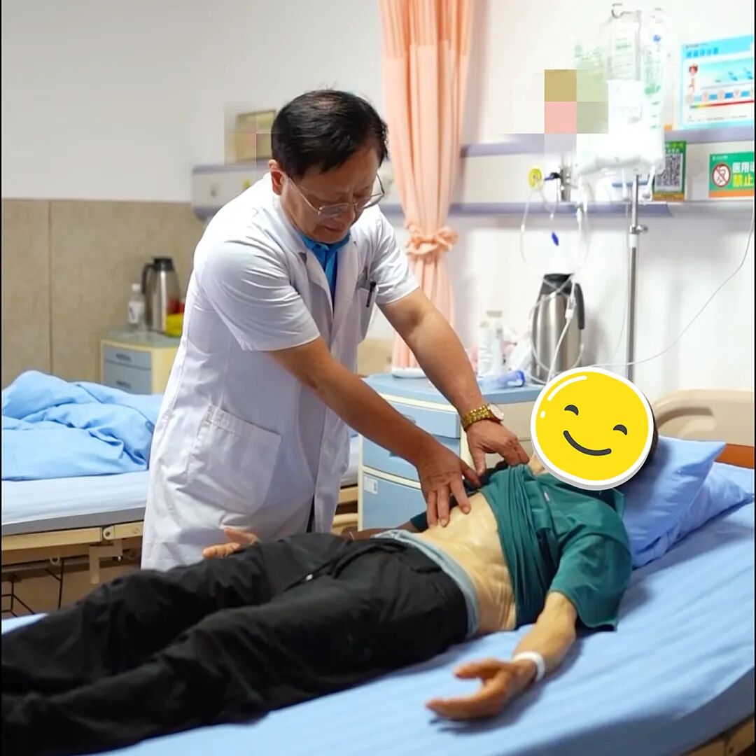 腰弯成虾，胃挤进死角 | 这台手术，医生在「夹缝中切癌」