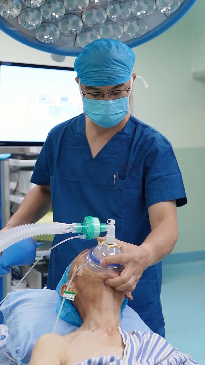 腰弯成虾，胃挤进死角 | 这台手术，医生在「夹缝中切癌」