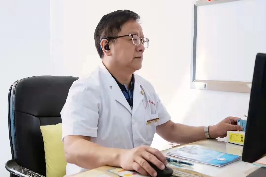 腰弯成虾，胃挤进死角 | 这台手术，医生在「夹缝中切癌」