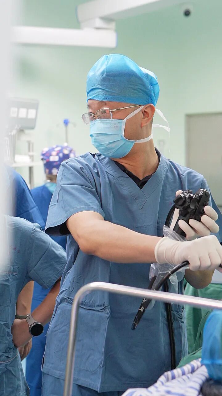 腰弯成虾，胃挤进死角 | 这台手术，医生在「夹缝中切癌」