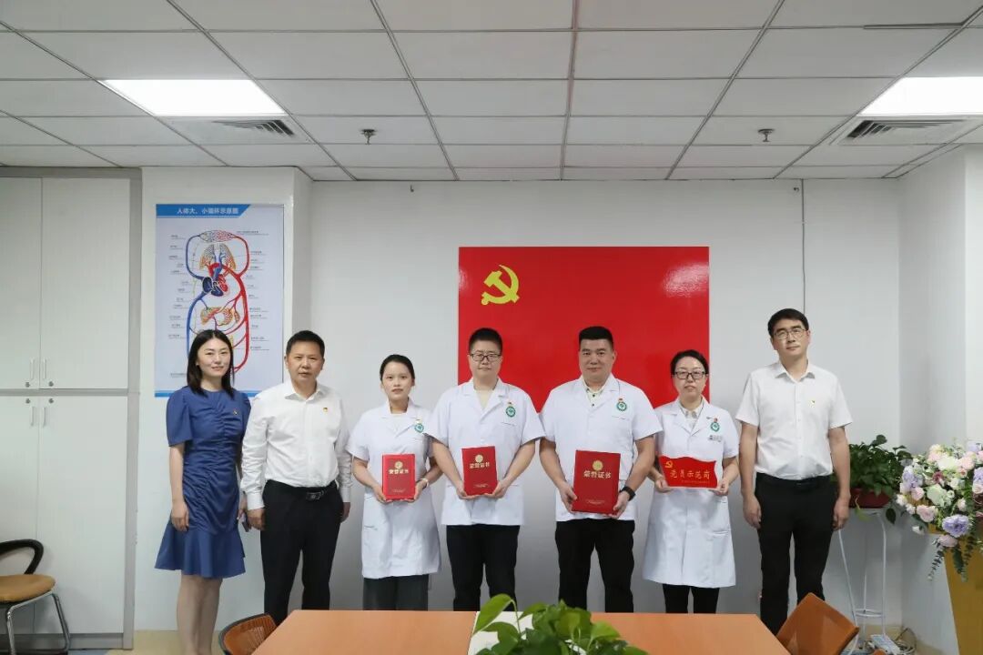 送荣誉到岗位 送关怀到一线——荆门市中心医院开展建党105周年一线表彰走访慰问活动